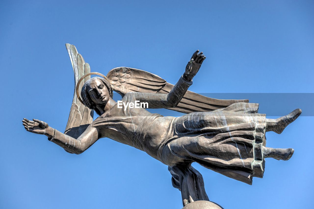 LOW ANGLE VIEW OF STATUE