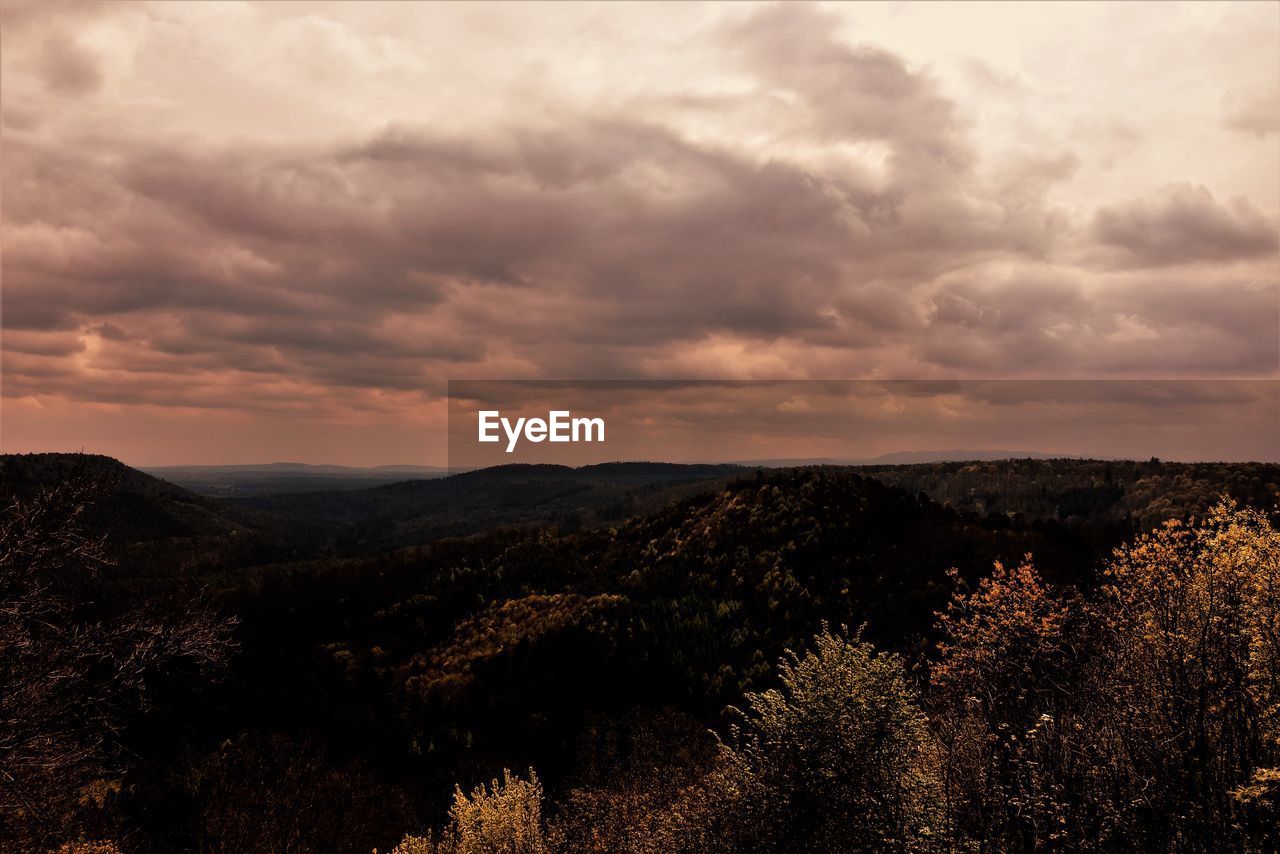 SCENIC VIEW OF MOUNTAINS AGAINST SKY AT SUNSET