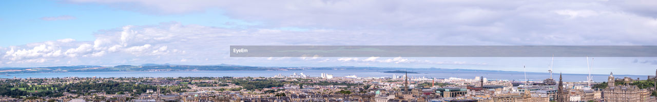 HIGH ANGLE VIEW OF TOWNSCAPE BY SEA