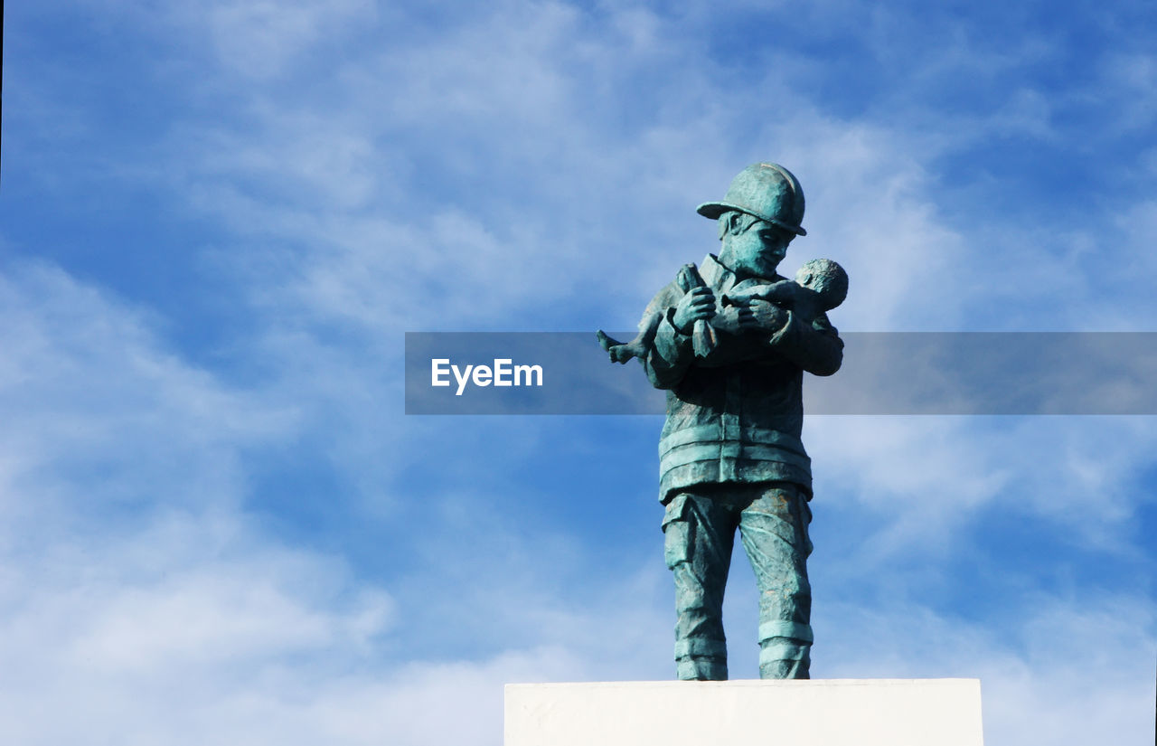 LOW ANGLE VIEW OF STATUES AGAINST SKY