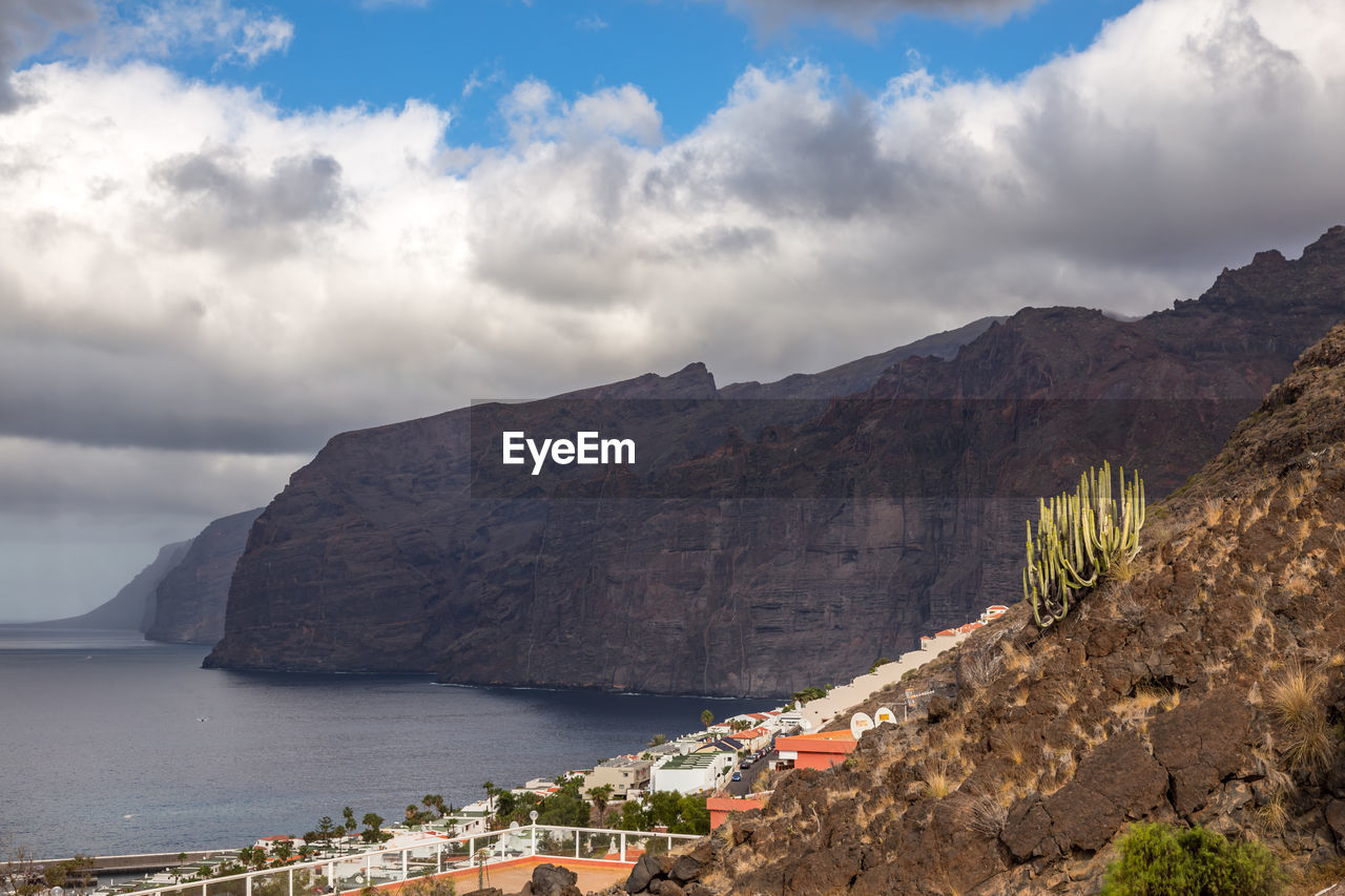 PANORAMIC VIEW OF SEA AND MOUNTAIN AGAINST SKY