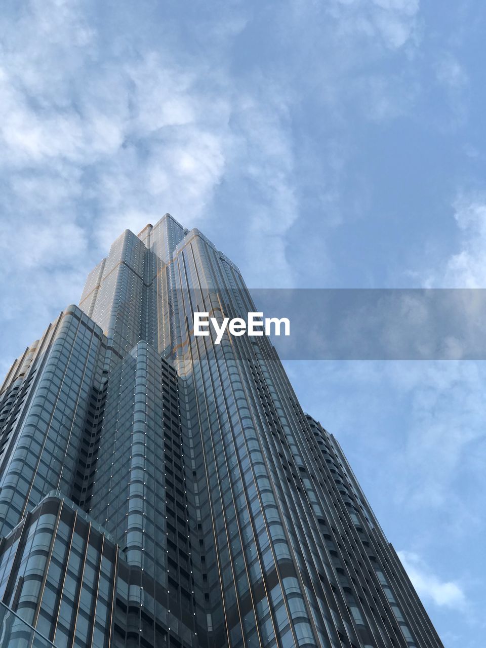 LOW ANGLE VIEW OF MODERN BUILDING AGAINST SKY IN CITY