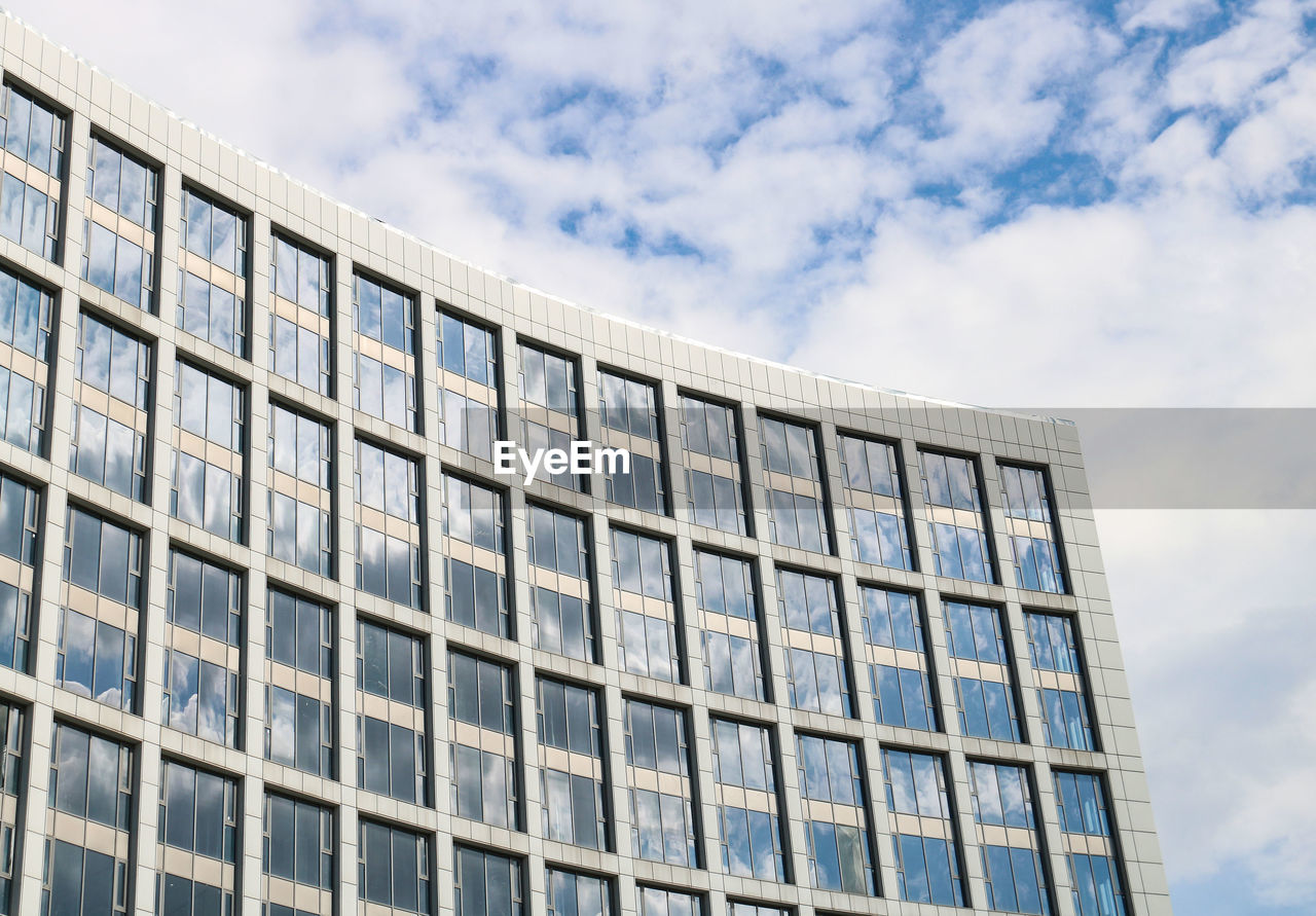 LOW ANGLE VIEW OF GLASS BUILDING AGAINST SKY