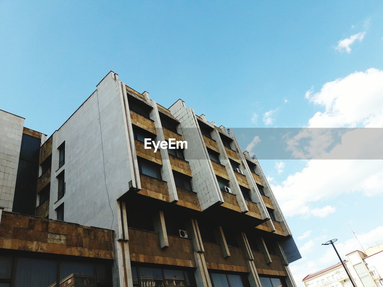 LOW ANGLE VIEW OF BUILDING AGAINST SKY