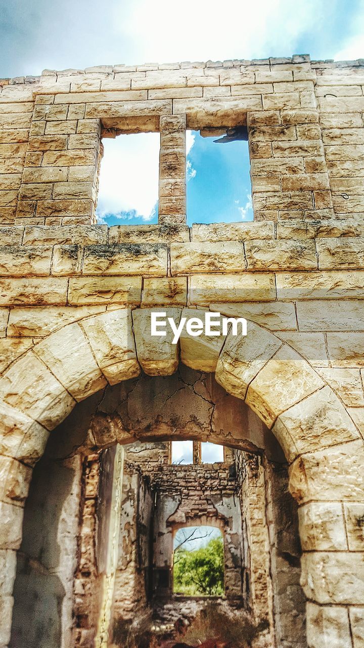 LOW ANGLE VIEW OF OLD ARCH AGAINST SKY