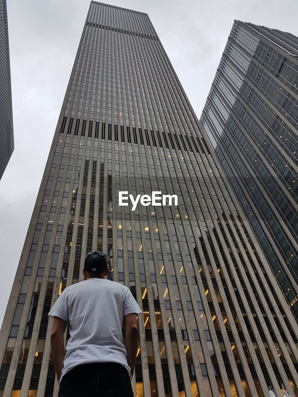 LOW ANGLE VIEW OF SKYSCRAPER AGAINST SKY