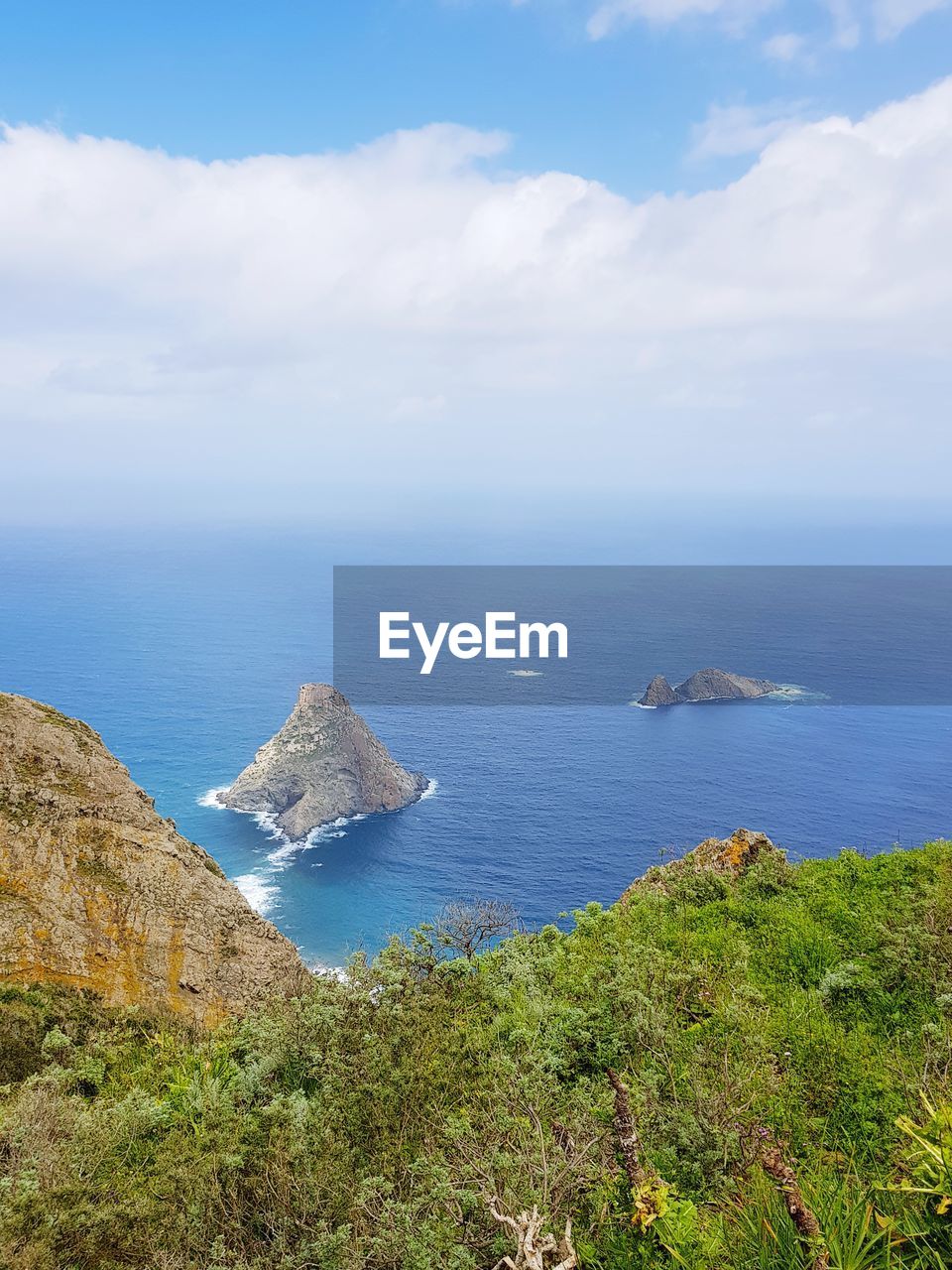 SCENIC VIEW OF SEA AGAINST BLUE SKY