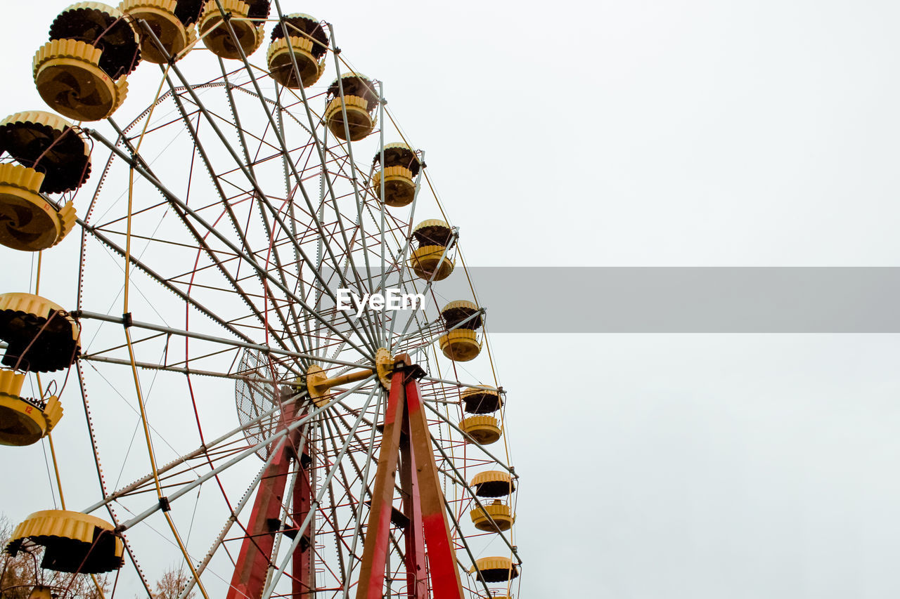 LOW ANGLE VIEW OF FERRIS WHEEL