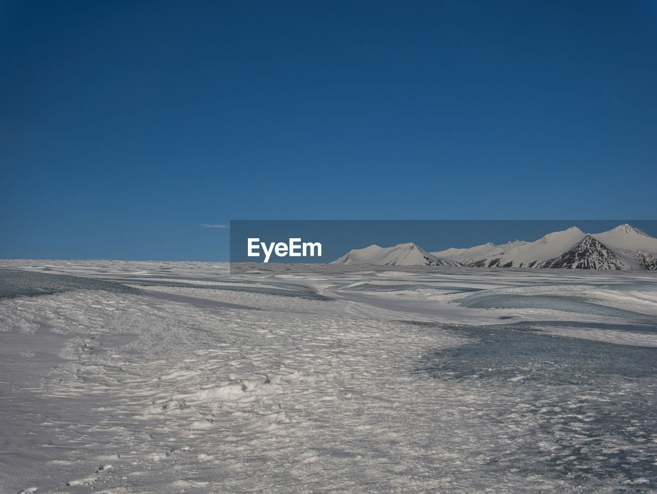 SCENIC VIEW OF DESERT AGAINST CLEAR BLUE SKY