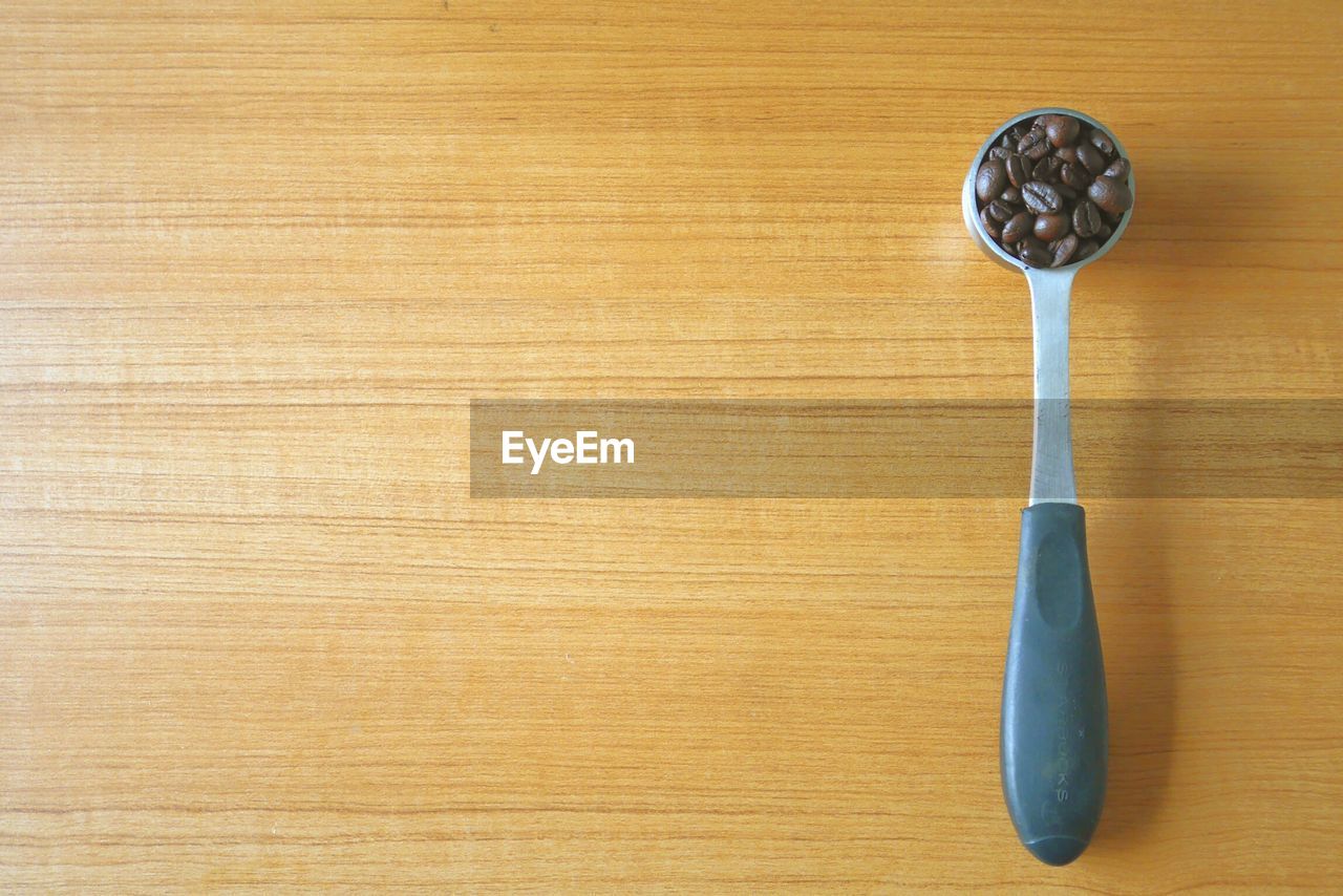 DIRECTLY ABOVE SHOT OF TABLE AND TABLES ON WOOD ON WOODEN FLOOR