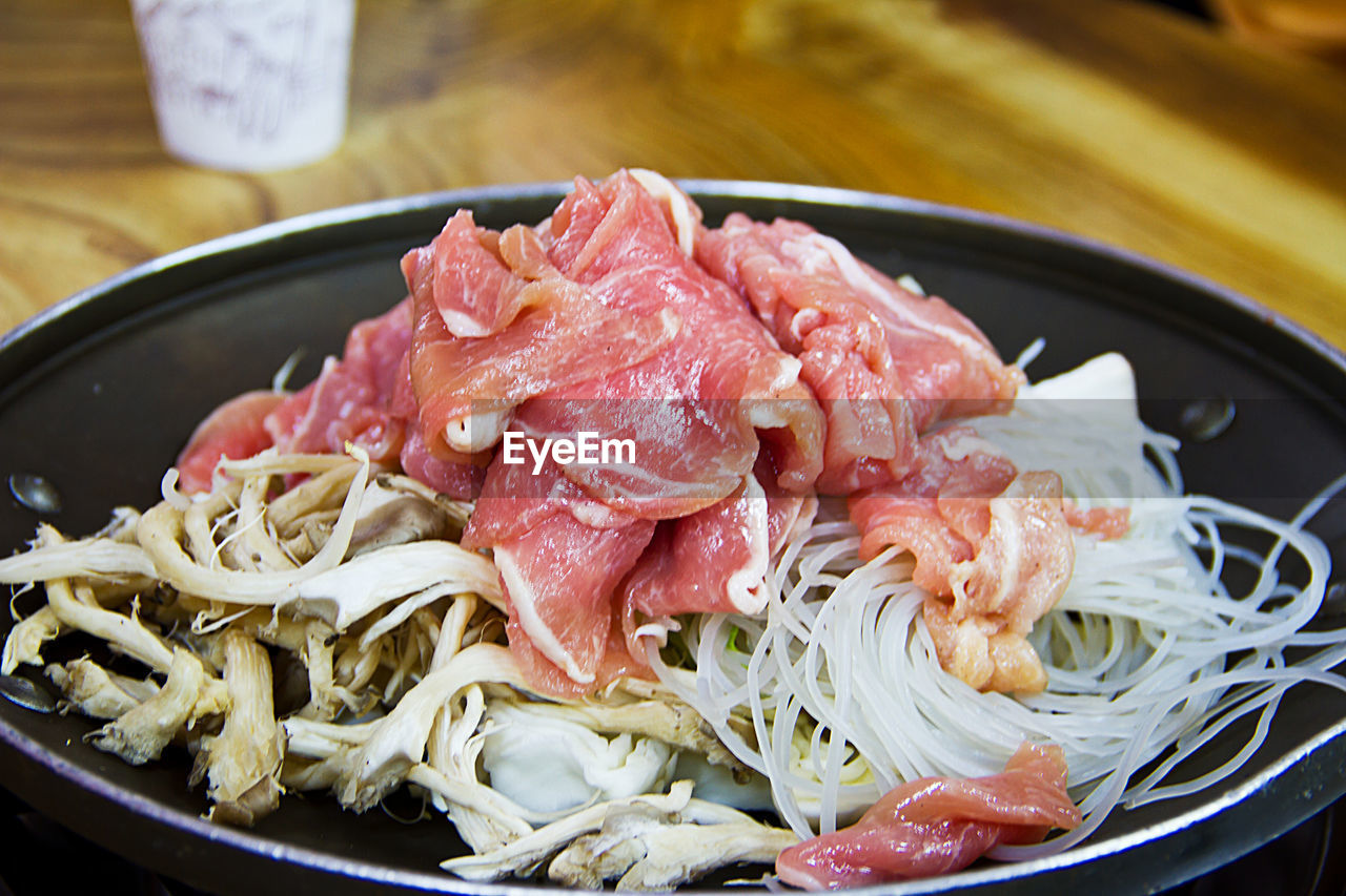 CLOSE-UP OF MEAT SERVED IN BOWL