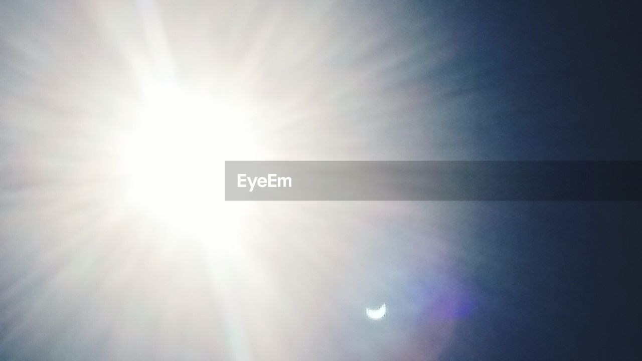 LOW ANGLE VIEW OF BRIGHT SUN AGAINST SKY