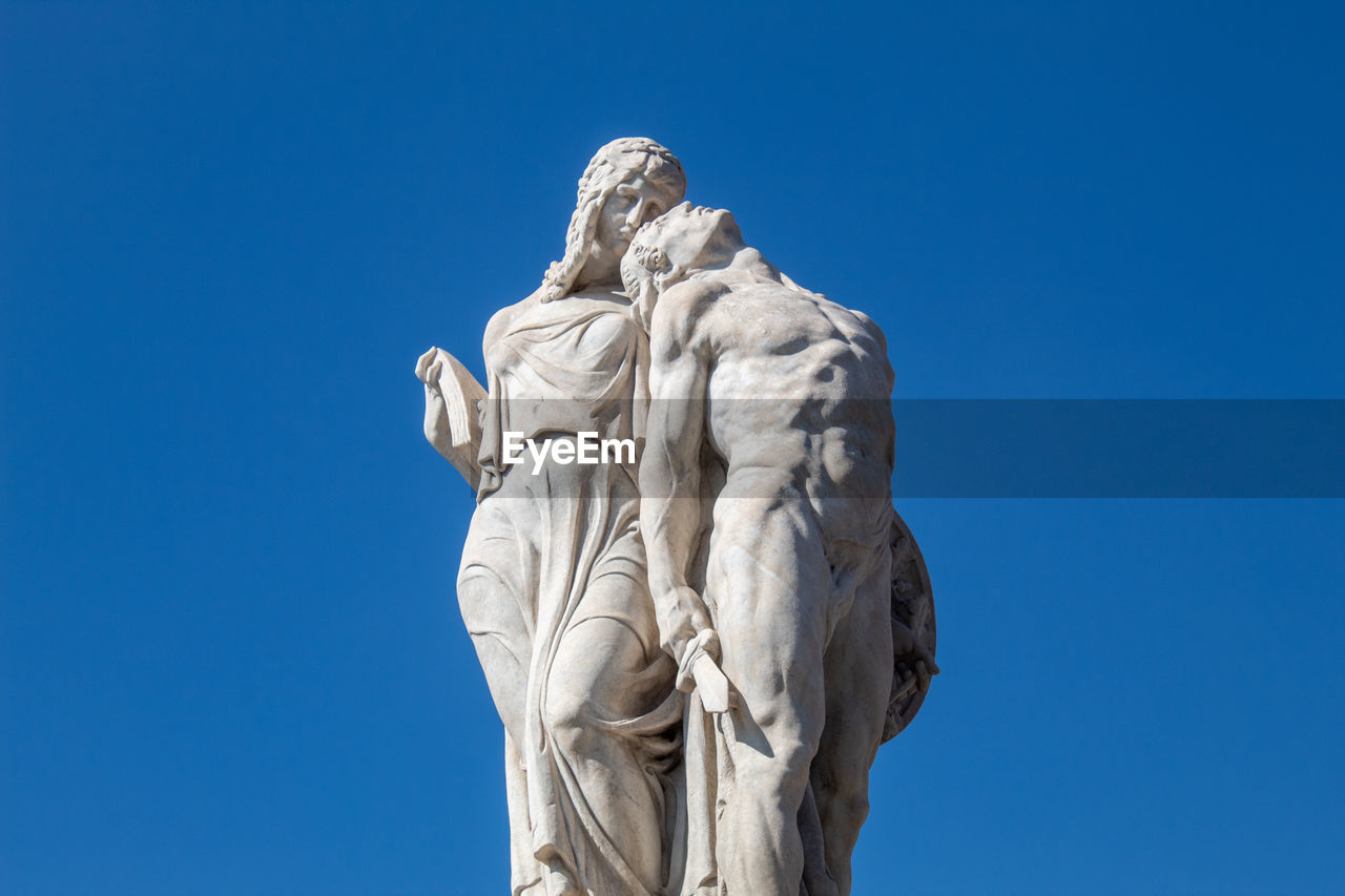 LOW ANGLE VIEW OF STATUE AGAINST SKY