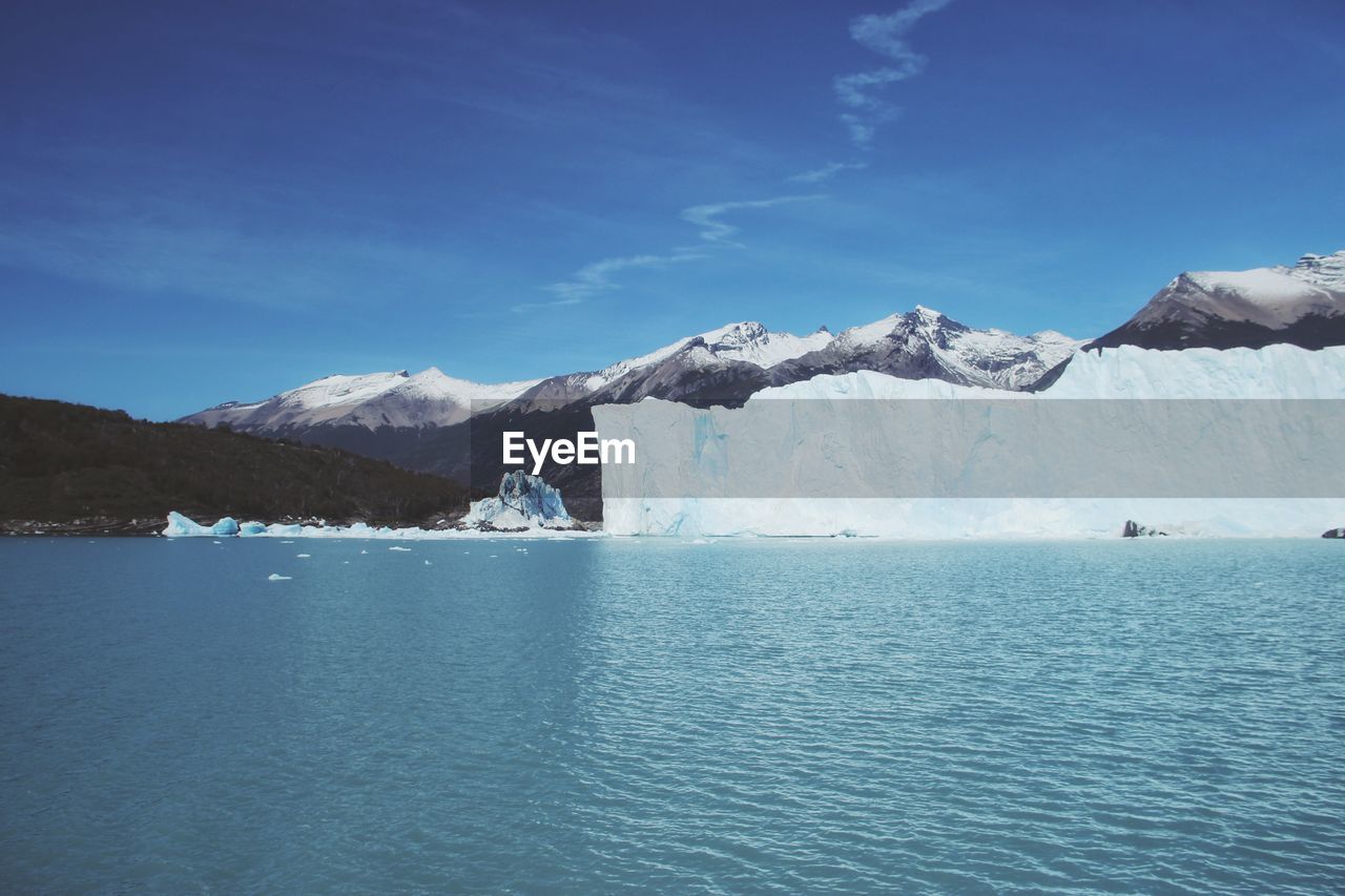 SCENIC VIEW OF SEA AND MOUNTAINS AGAINST SKY