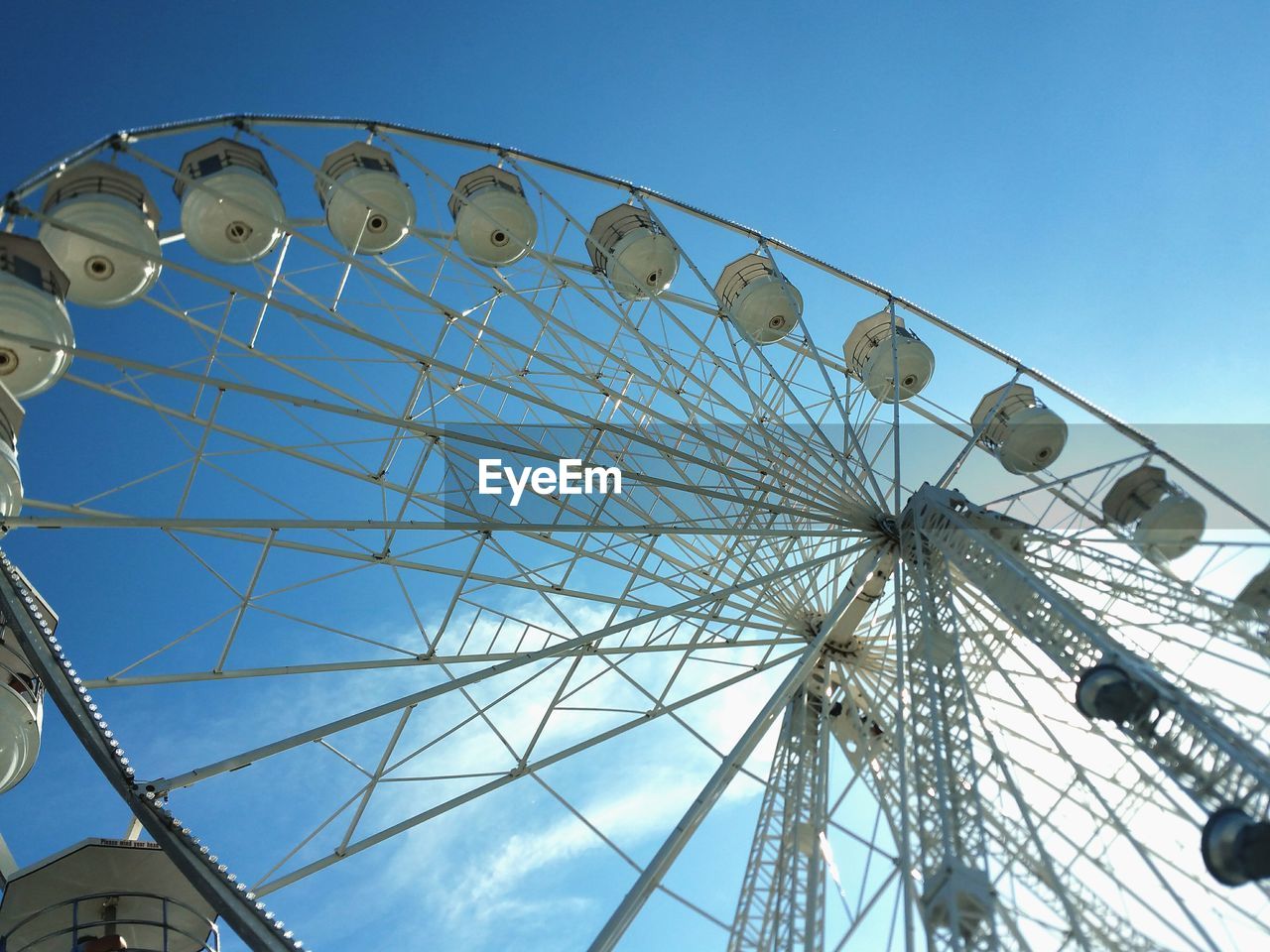 LOW ANGLE VIEW OF FERRIS WHEEL AGAINST CLEAR SKY