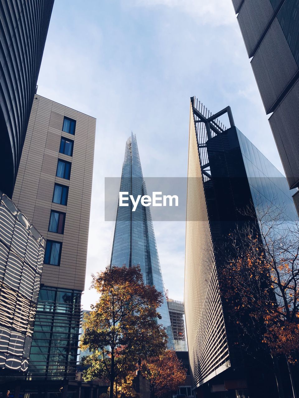 LOW ANGLE VIEW OF MODERN BUILDINGS IN CITY AGAINST SKY