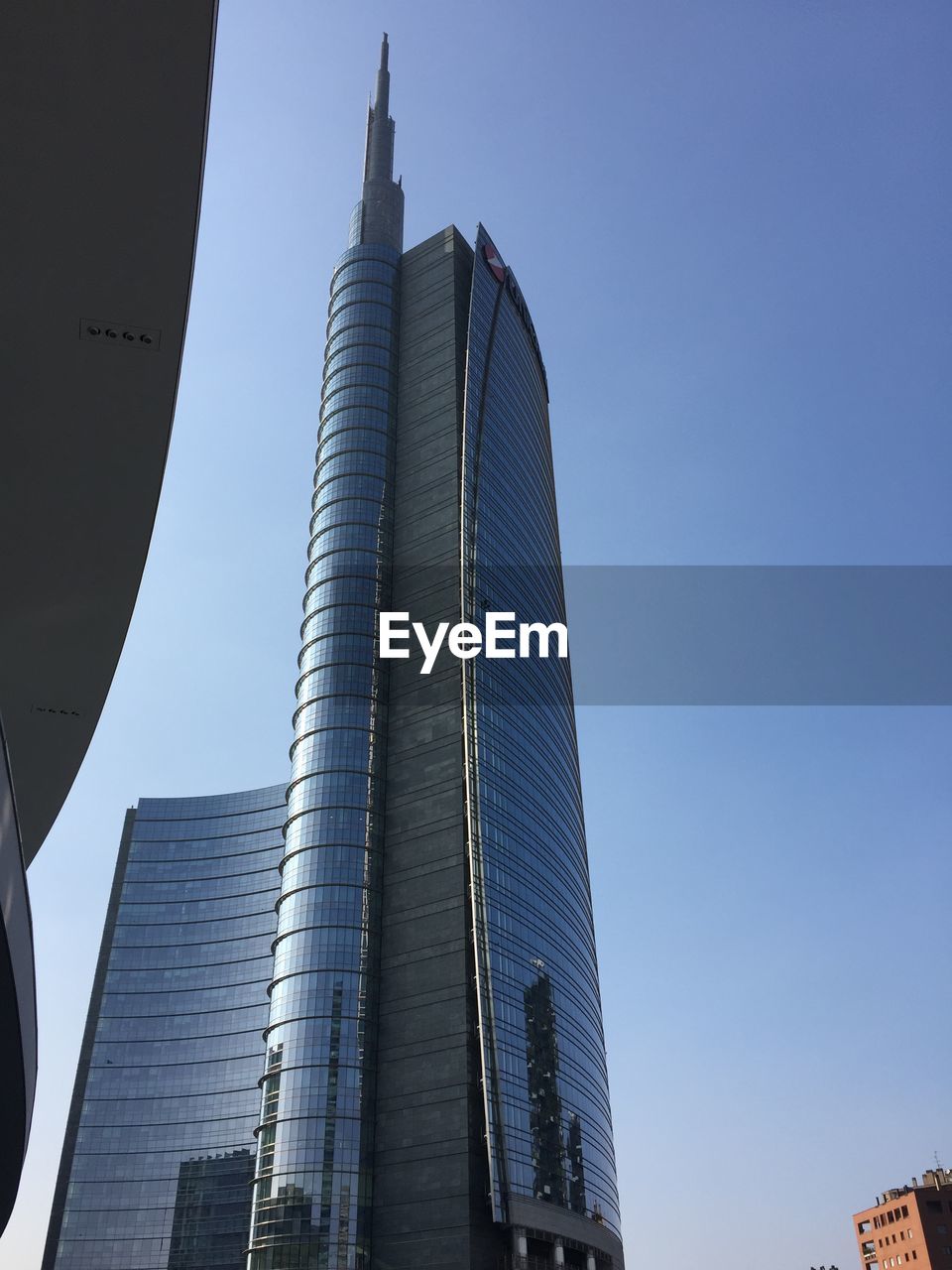 LOW ANGLE VIEW OF BUILDINGS AGAINST SKY