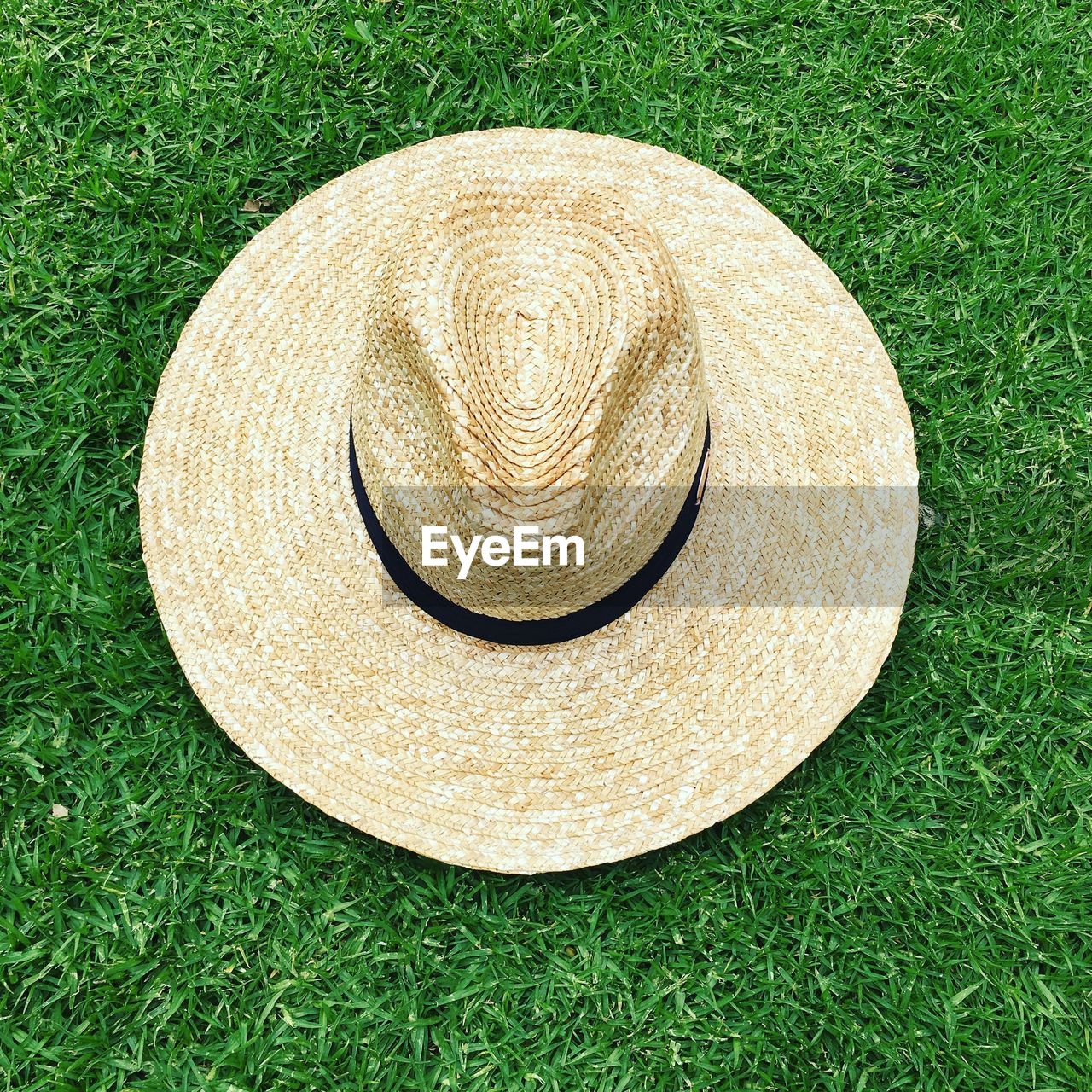 HIGH ANGLE VIEW OF HAT ON GRASS