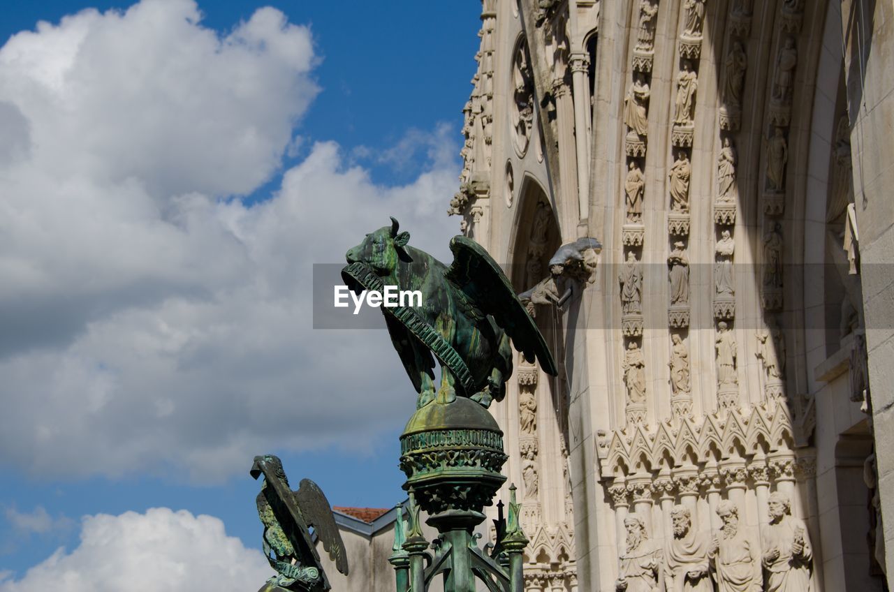 LOW ANGLE VIEW OF BUILT STRUCTURE AGAINST SKY
