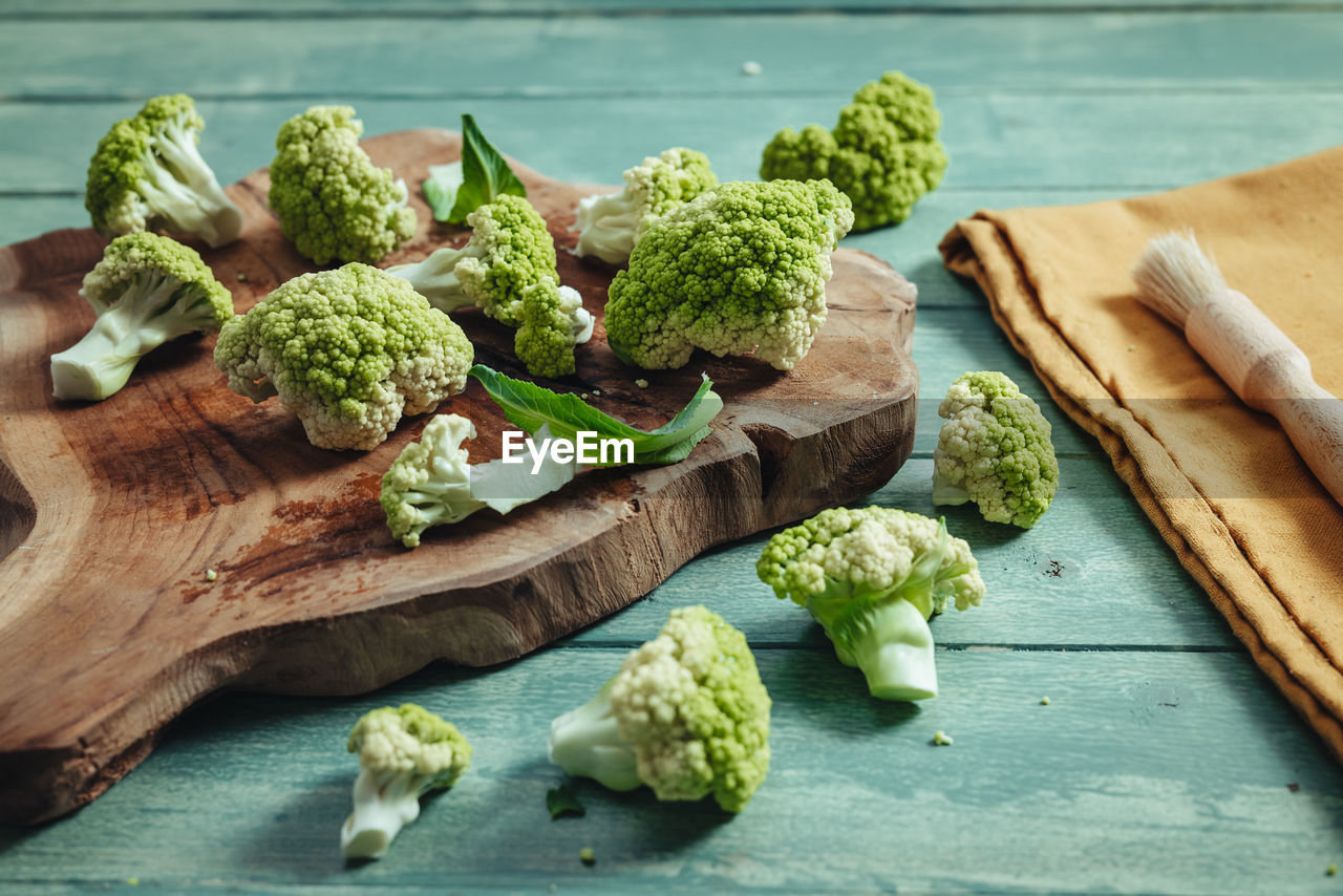 HIGH ANGLE VIEW OF VEGETABLES ON TABLE