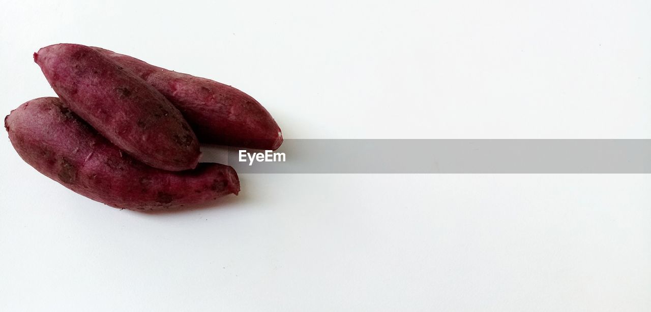 HIGH ANGLE VIEW OF RED CHILI PEPPER OVER WHITE BACKGROUND