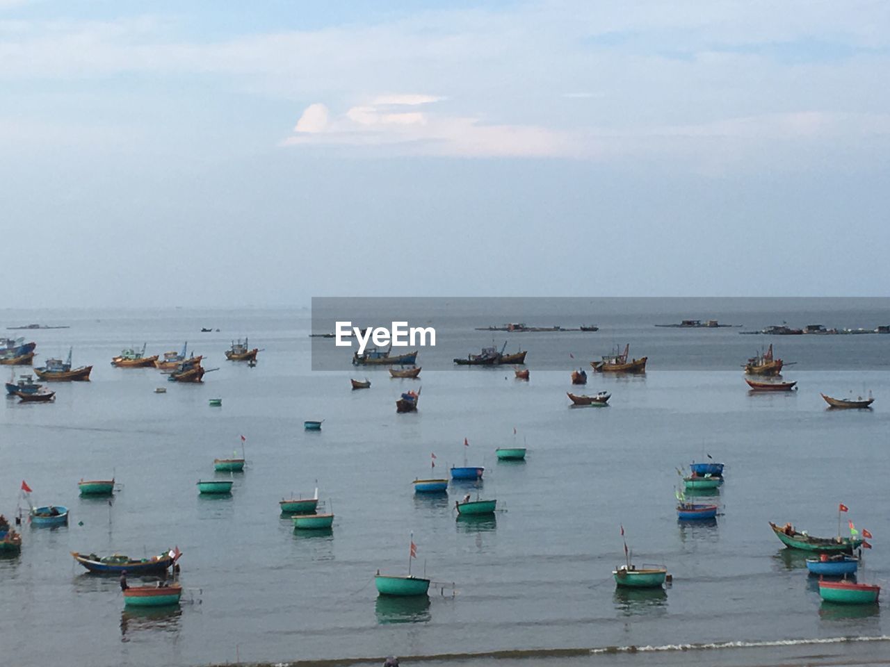 HIGH ANGLE VIEW OF BOATS MOORED IN SEA