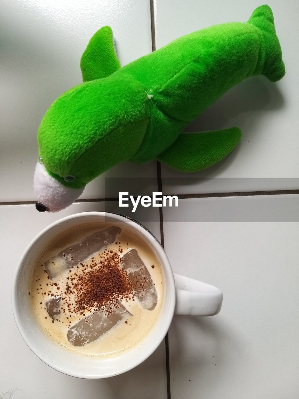 HIGH ANGLE VIEW OF COFFEE WITH CUP ON TABLE