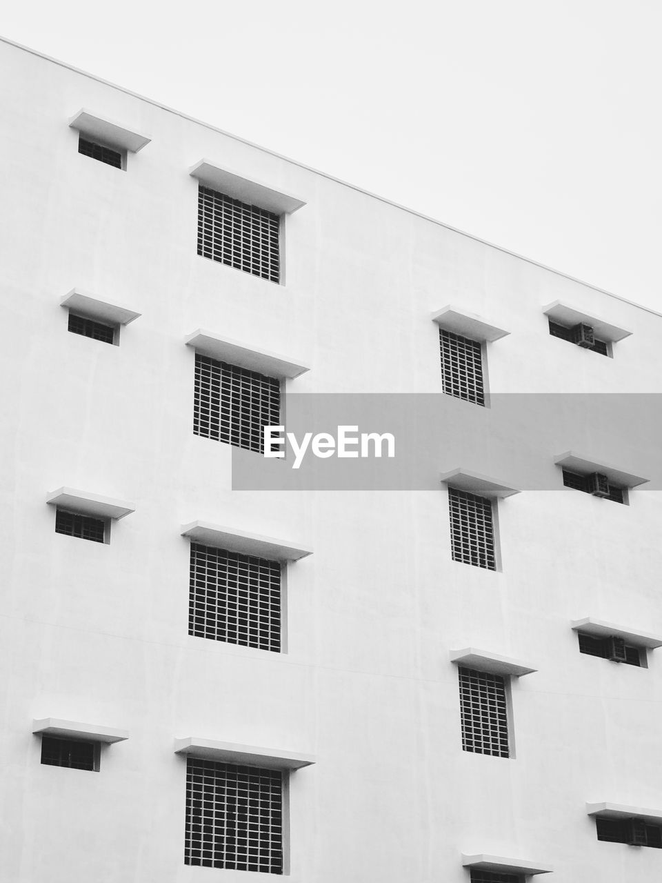 LOW ANGLE VIEW OF BUILDINGS AGAINST SKY