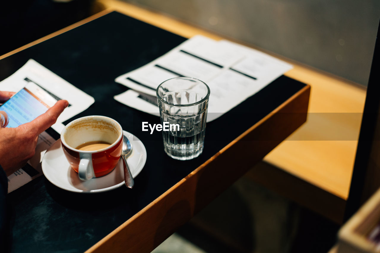 HIGH ANGLE VIEW OF COFFEE CUP AND TABLE