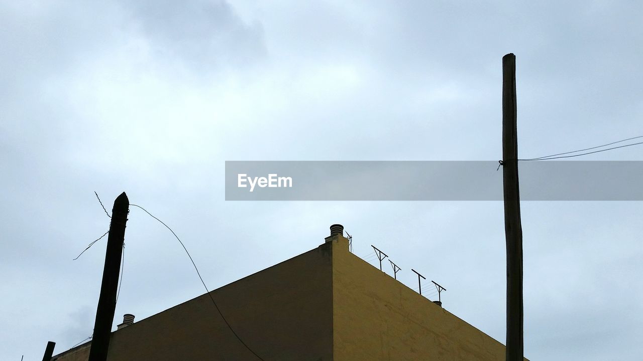 LOW ANGLE VIEW OF BUILDINGS AGAINST SKY