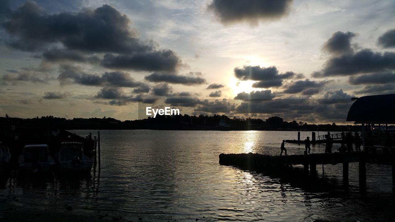 SCENIC VIEW OF SEA AGAINST SUNSET SKY