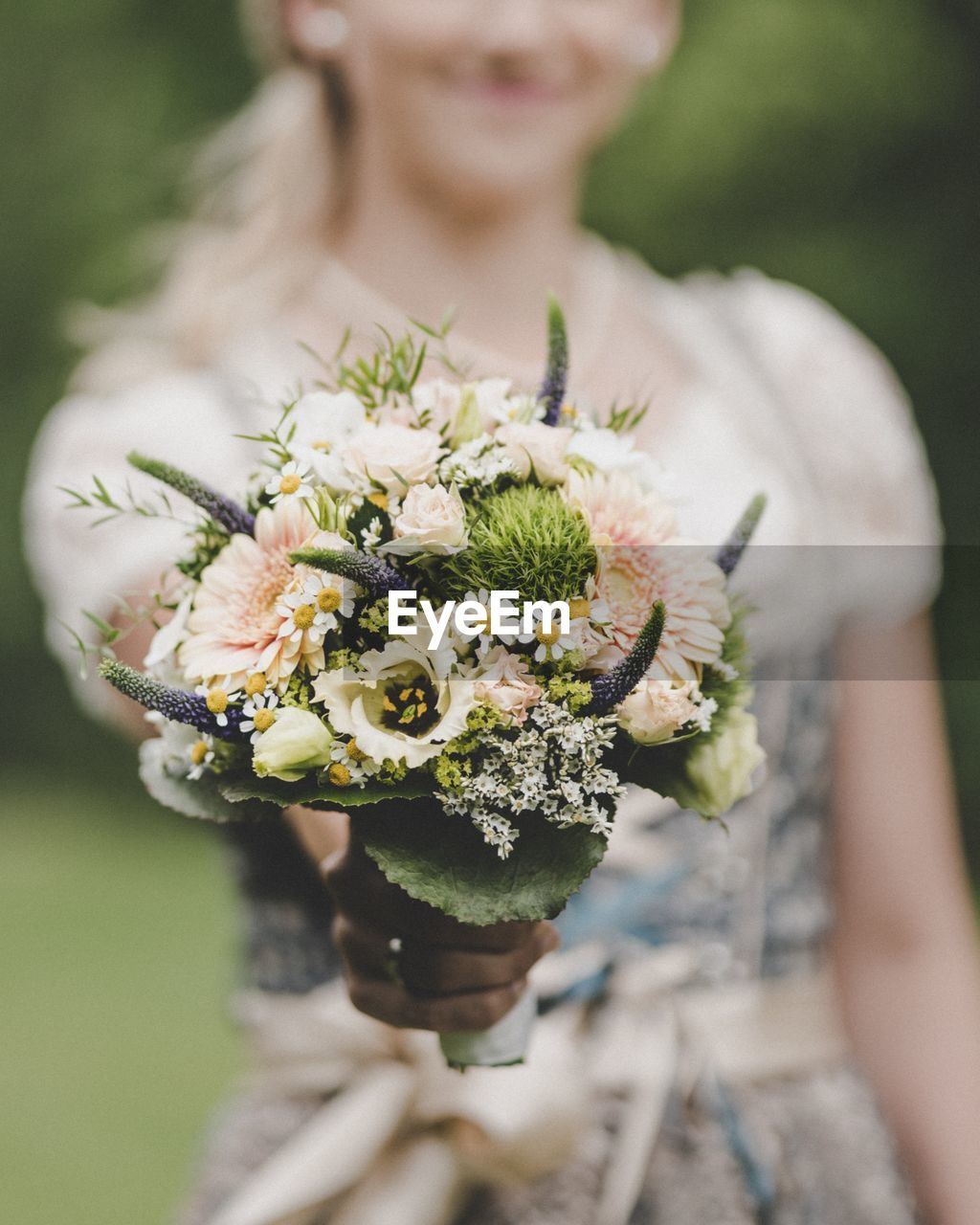 CLOSE-UP OF WOMAN HOLDING BOUQUET OF FLOWERING PLANTS