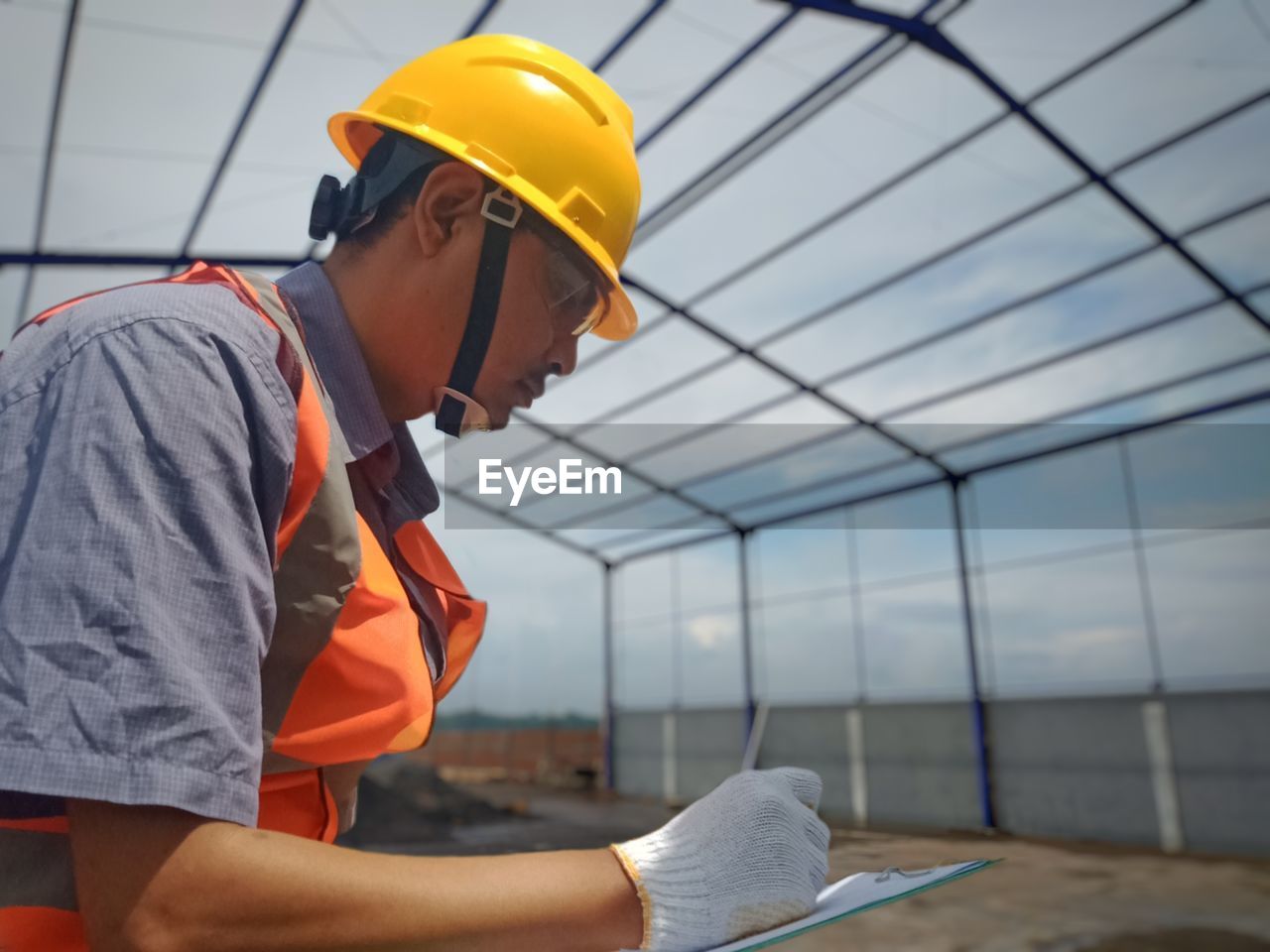 MAN WORKING ON CONSTRUCTION SITE