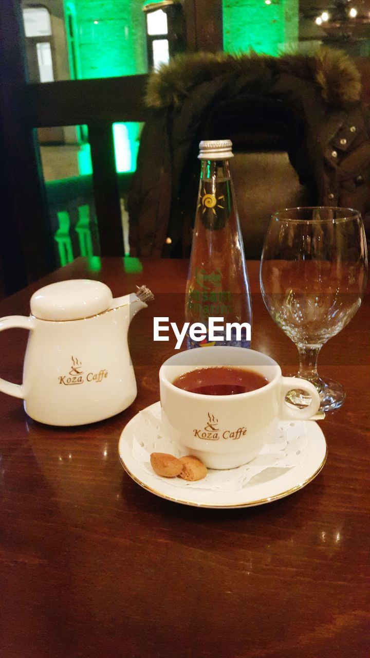 CLOSE-UP OF COFFEE CUP WITH COFFEE CUP