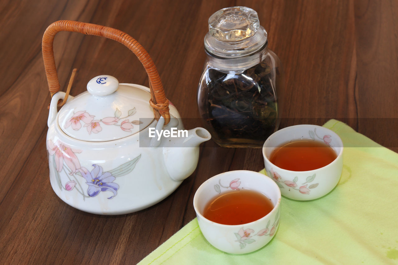 HIGH ANGLE VIEW OF TEA CUP AND COFFEE ON TABLE