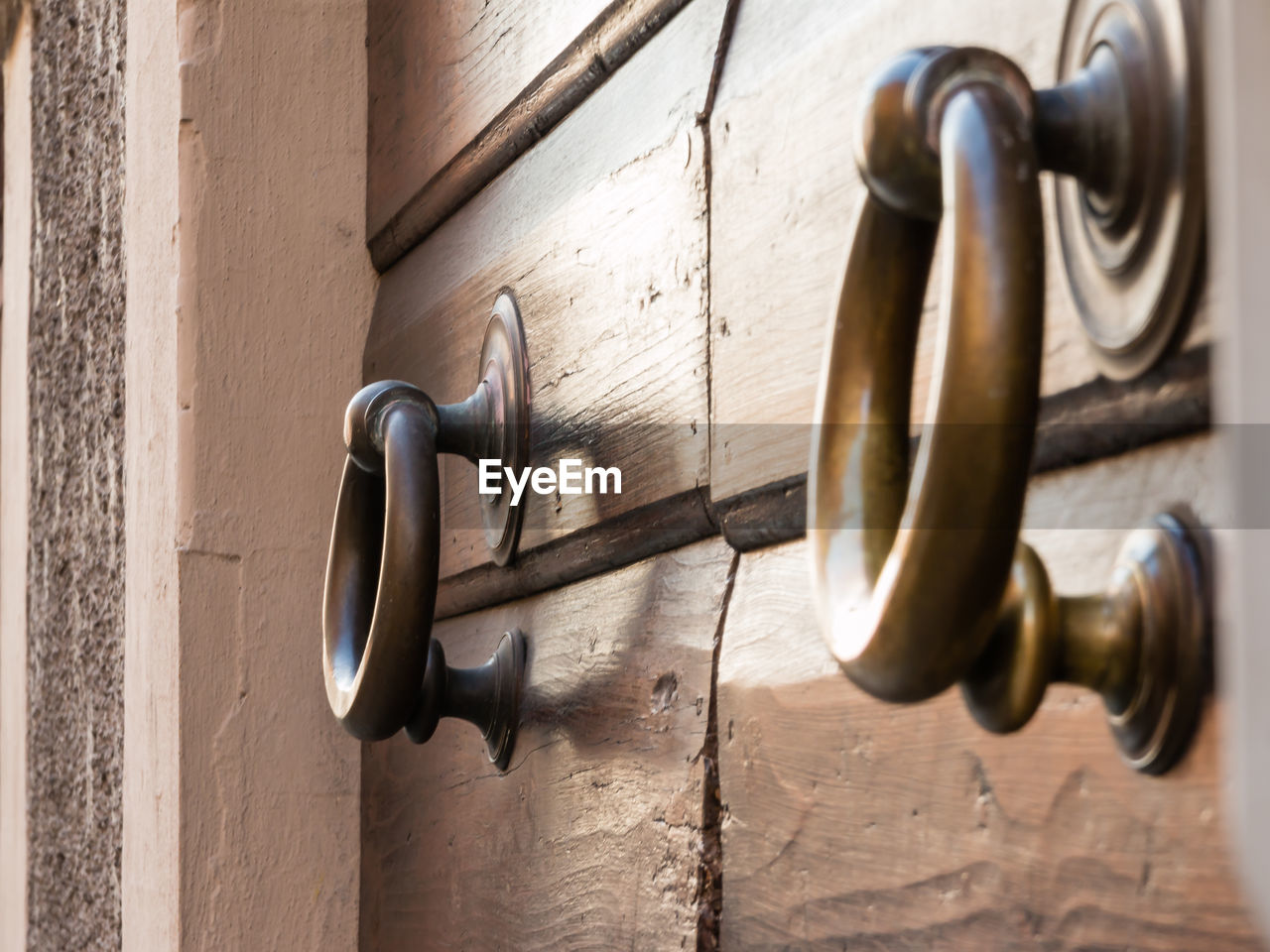 CLOSE-UP OF DOOR KNOCKER