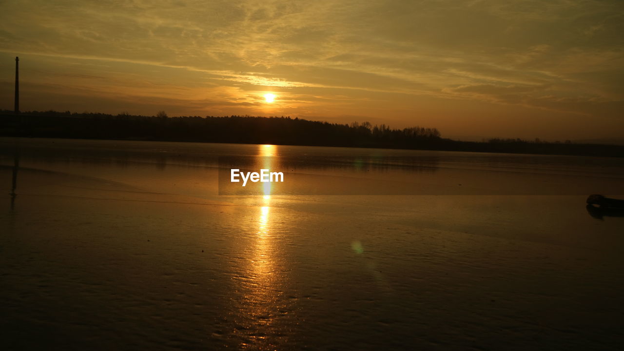 SCENIC VIEW OF SUNSET OVER LAKE