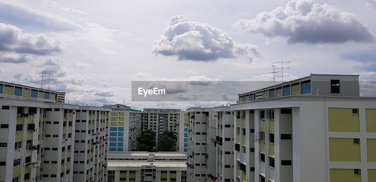 LOW ANGLE VIEW OF MODERN BUILDINGS AGAINST SKY