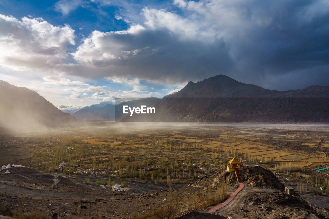 SCENIC VIEW OF MOUNTAIN RANGE AGAINST SKY