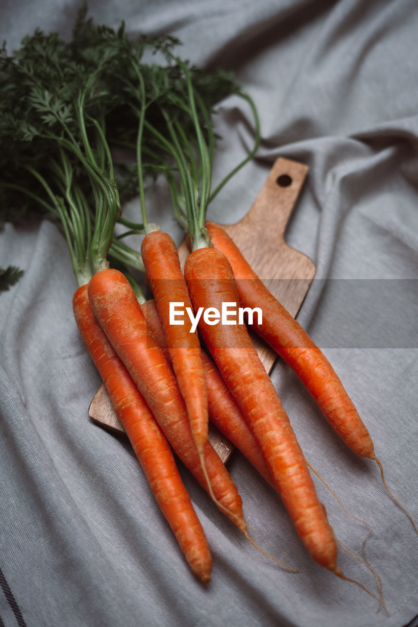 HIGH ANGLE VIEW OF VEGETABLES IN CONTAINER