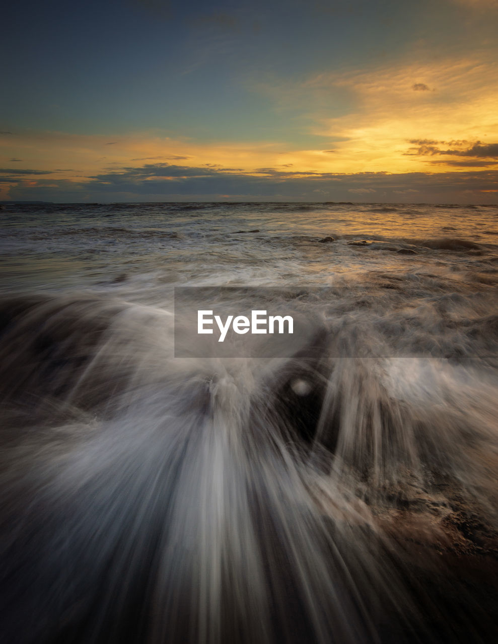 SCENIC VIEW OF SEA AGAINST SUNSET SKY