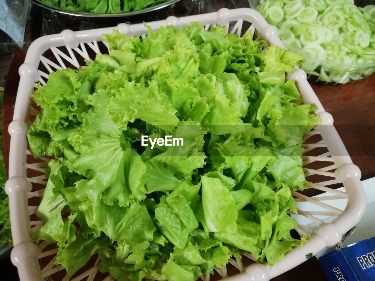 HIGH ANGLE VIEW OF CHOPPED VEGETABLE ON TABLE