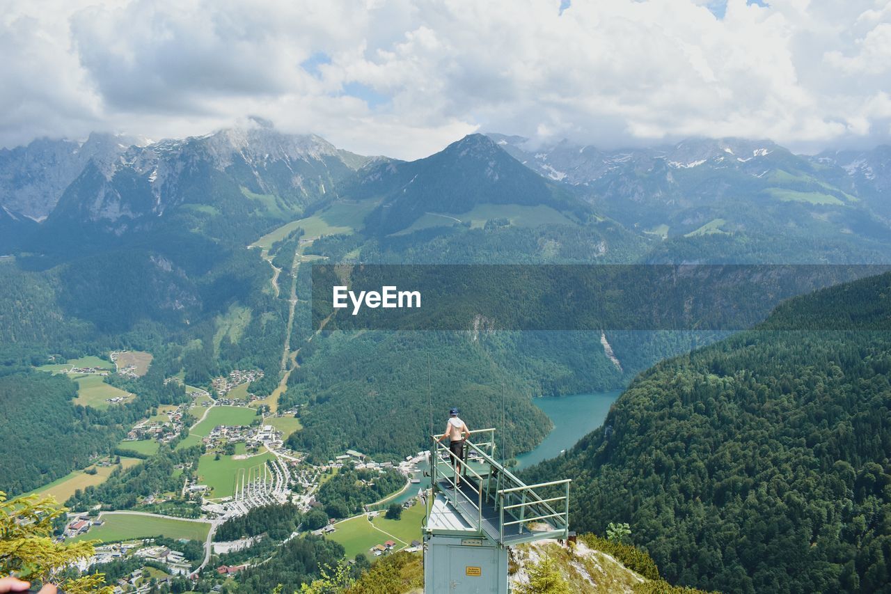 PANORAMIC VIEW OF MOUNTAIN RANGE AGAINST SKY