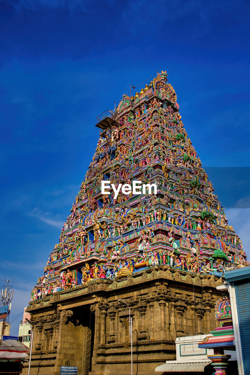 Chennai, india interior of arulmigu kapaleeswarar temple an ancient hindu architecture temple