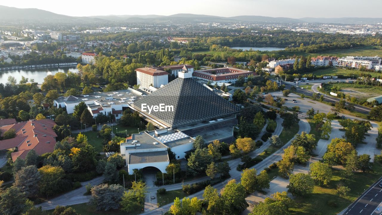 HIGH ANGLE VIEW OF BUILDINGS AGAINST SKY