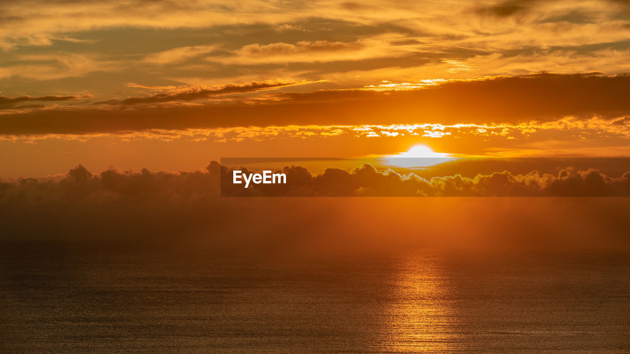 IDYLLIC SHOT OF SEA AGAINST ROMANTIC SKY AT SUNSET