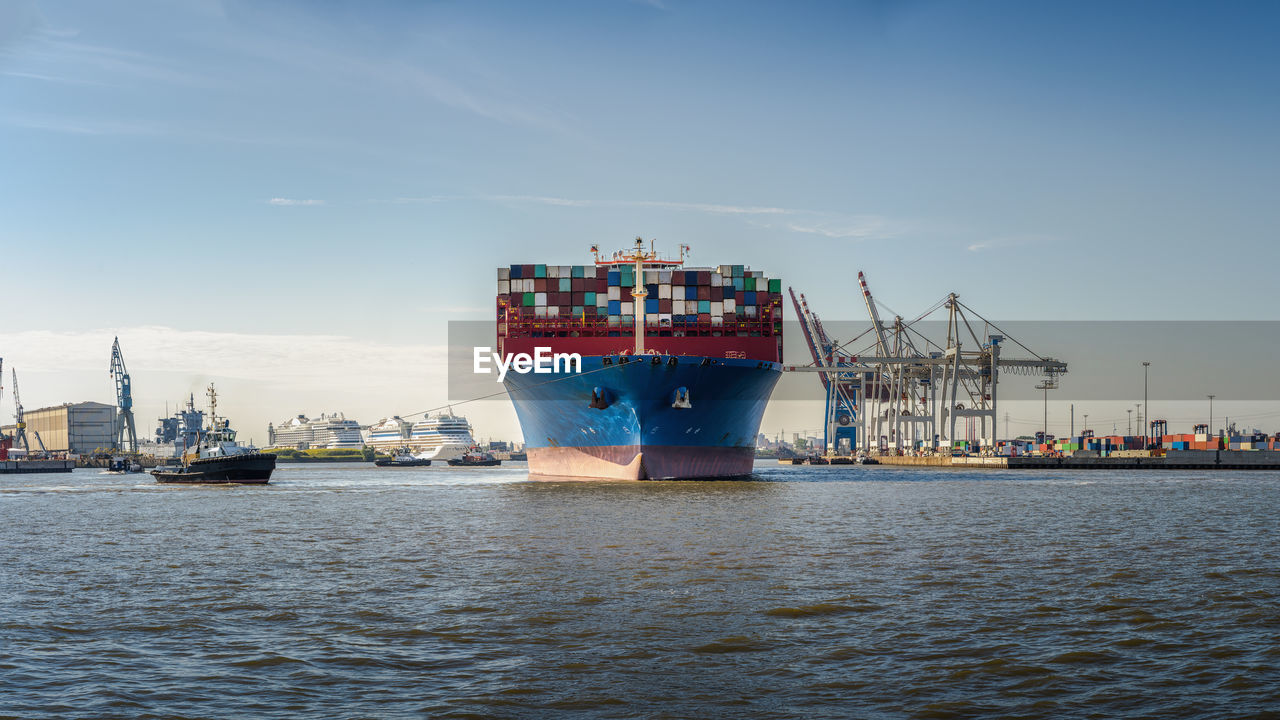 Containergiant during berthing manoeuvre at tollerort kai in hamburg