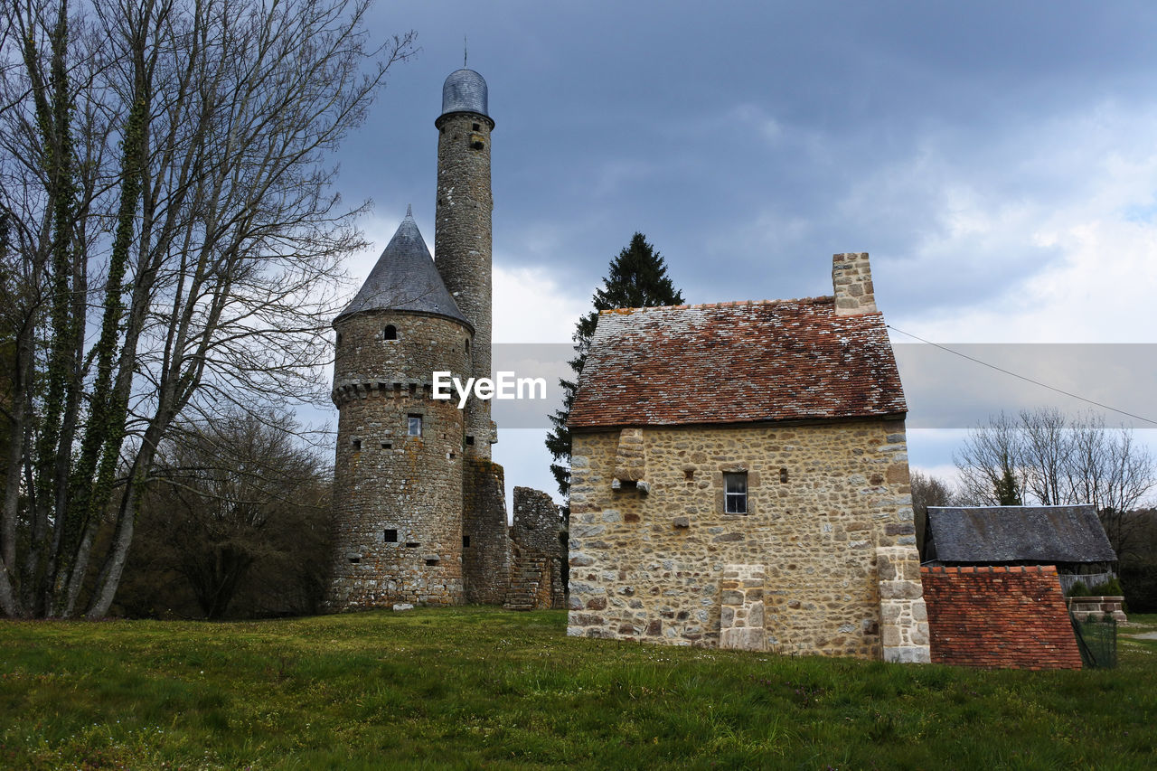 LOW ANGLE VIEW OF OLD BUILDING