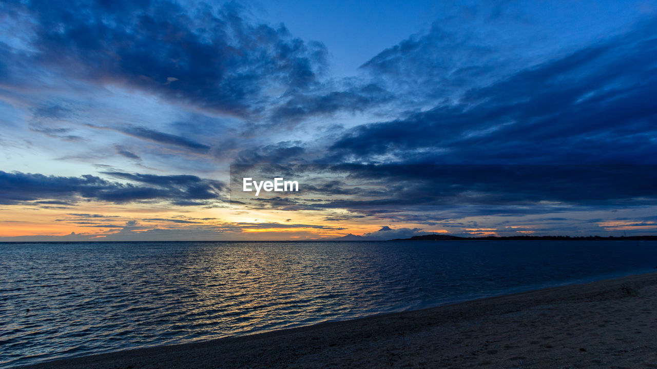 SCENIC VIEW OF DRAMATIC SKY OVER SEA