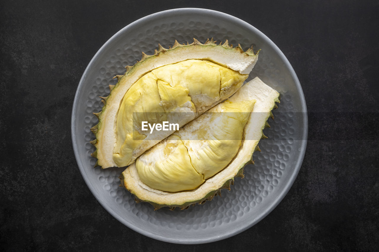 HIGH ANGLE VIEW OF LEMON SLICES IN BOWL